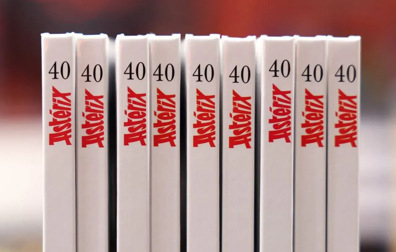 Rangée de livres Astérix blancs avec le numéro 40 et le nom "Astérix" en rouge.