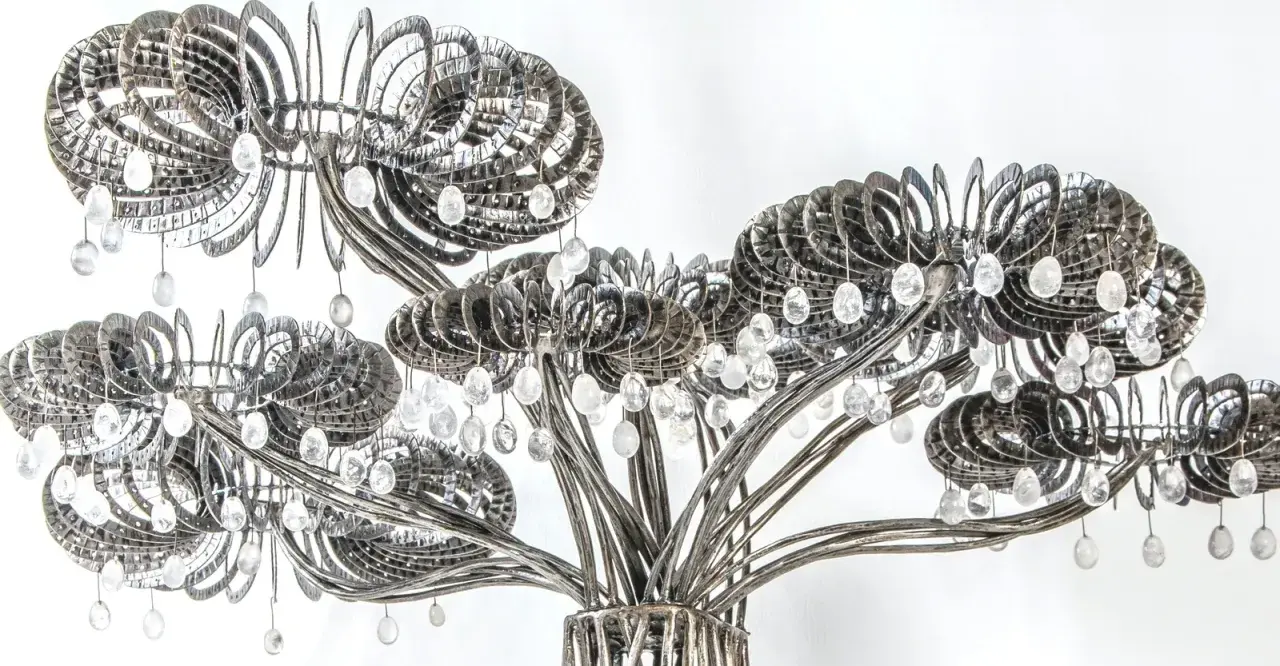 Arbre sculptural en métal argenté, orné de cristaux, œuvre de Sylvain Subervie.