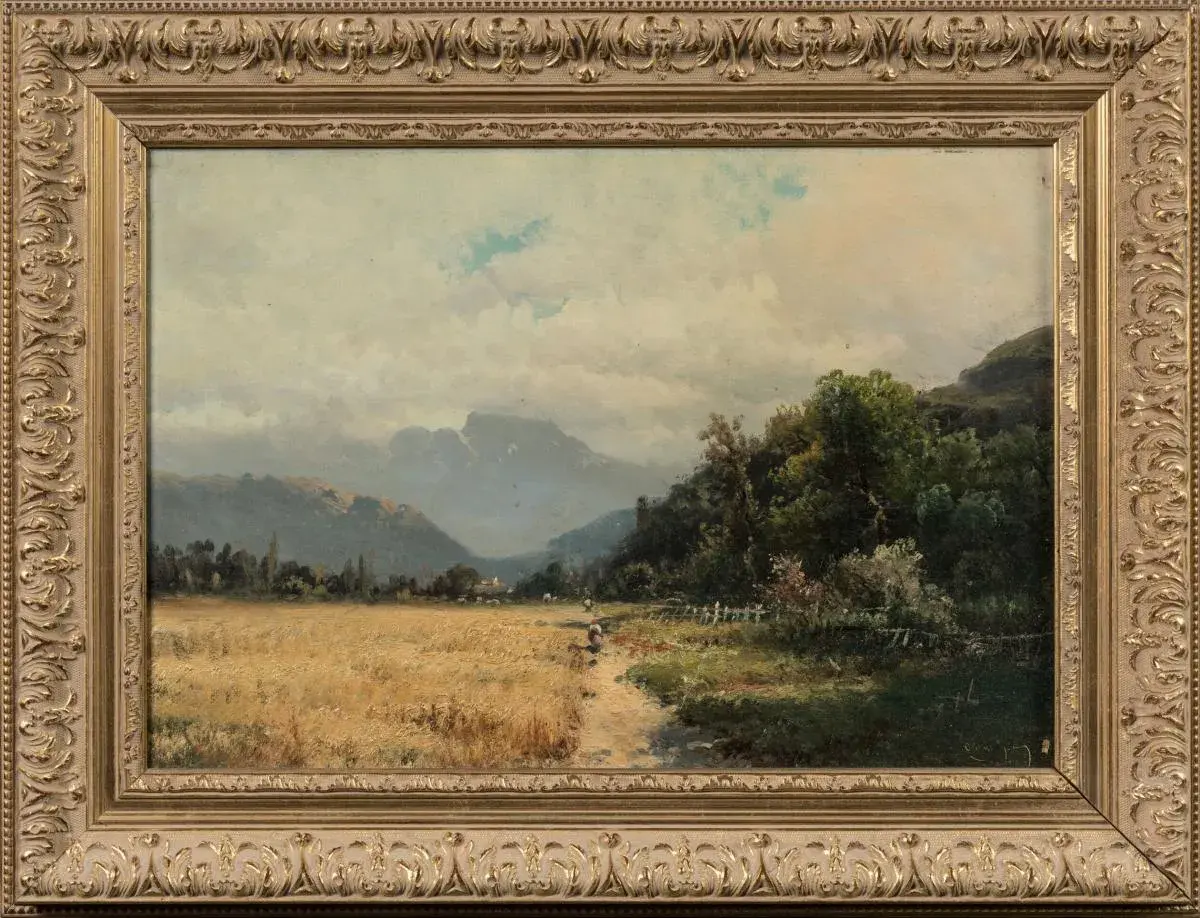 Paysage champêtre avec un champ de blé doré, des montagnes en arrière-plan, et des figures humaines. Une œuvre du peintre Godchaux.