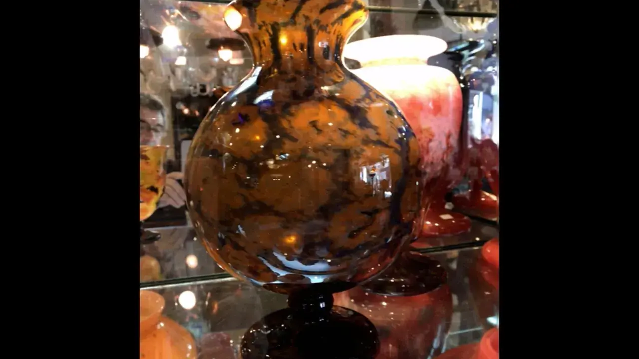 Vase en verre marbré brun et noir, une pièce unique pour une estimation vase Schneider.