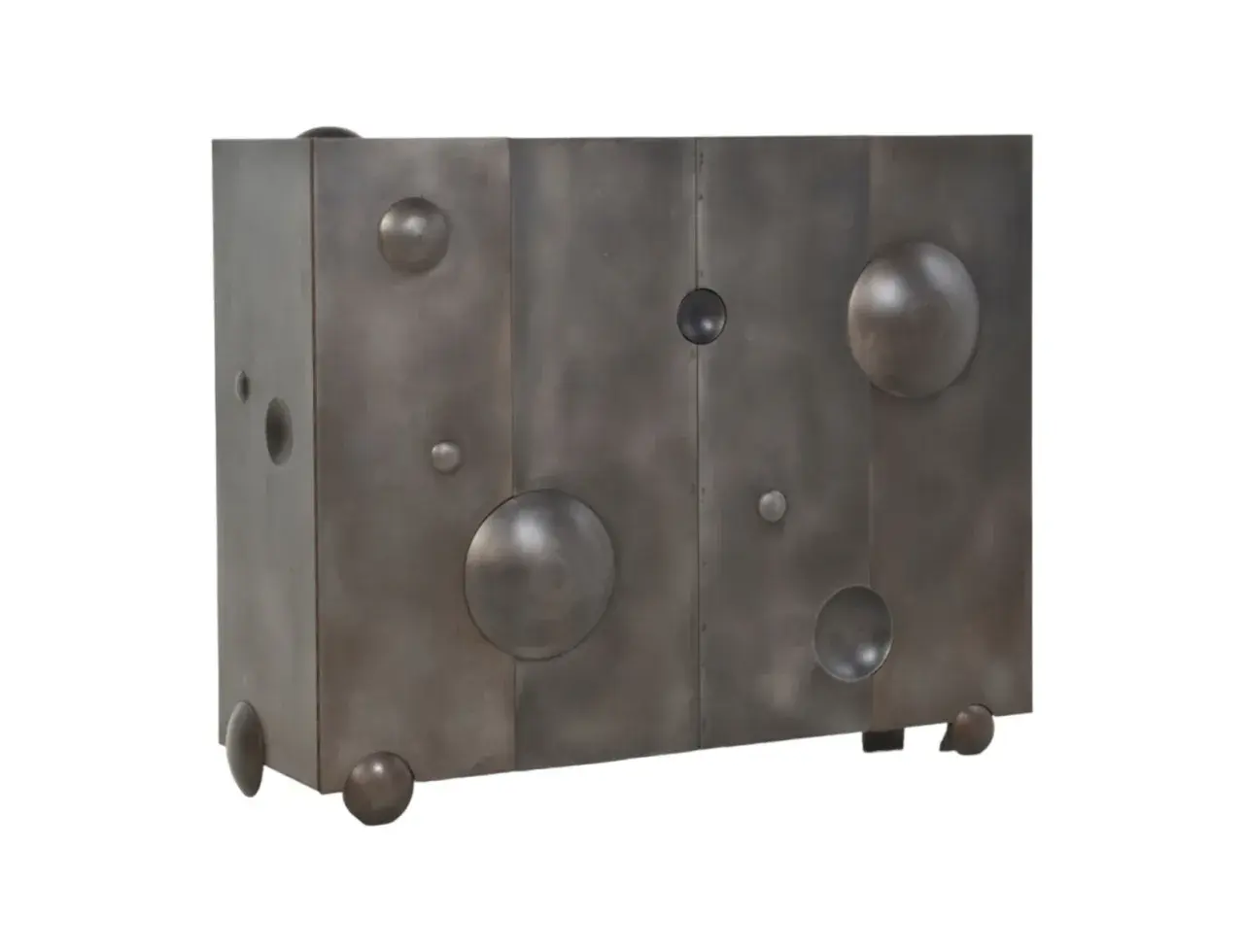 Commode en métal patiné, œuvre de Mattia Bonetti, aux formes cubiques et sphériques, évoquant un fromage ou une planète.
