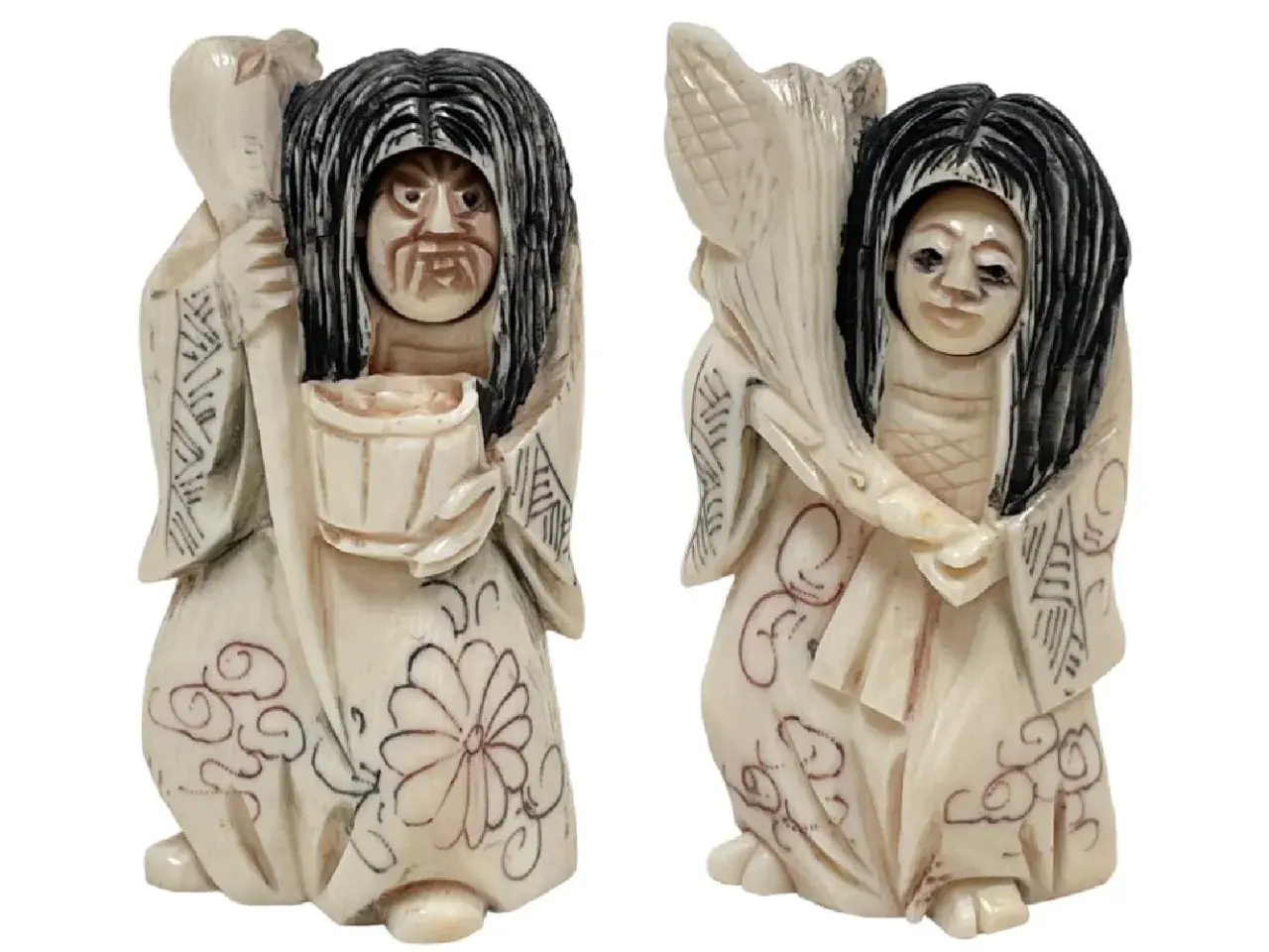 Deux netsuke en ivoire, l'un tenant un seau, l'autre une botte de riz. Estimation de ces pièces d'art.