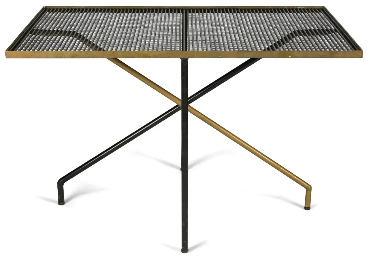 Table basse iconique de Mathieu Mategot, plateau en métal perforé et piètement croisé en métal noir et laiton.