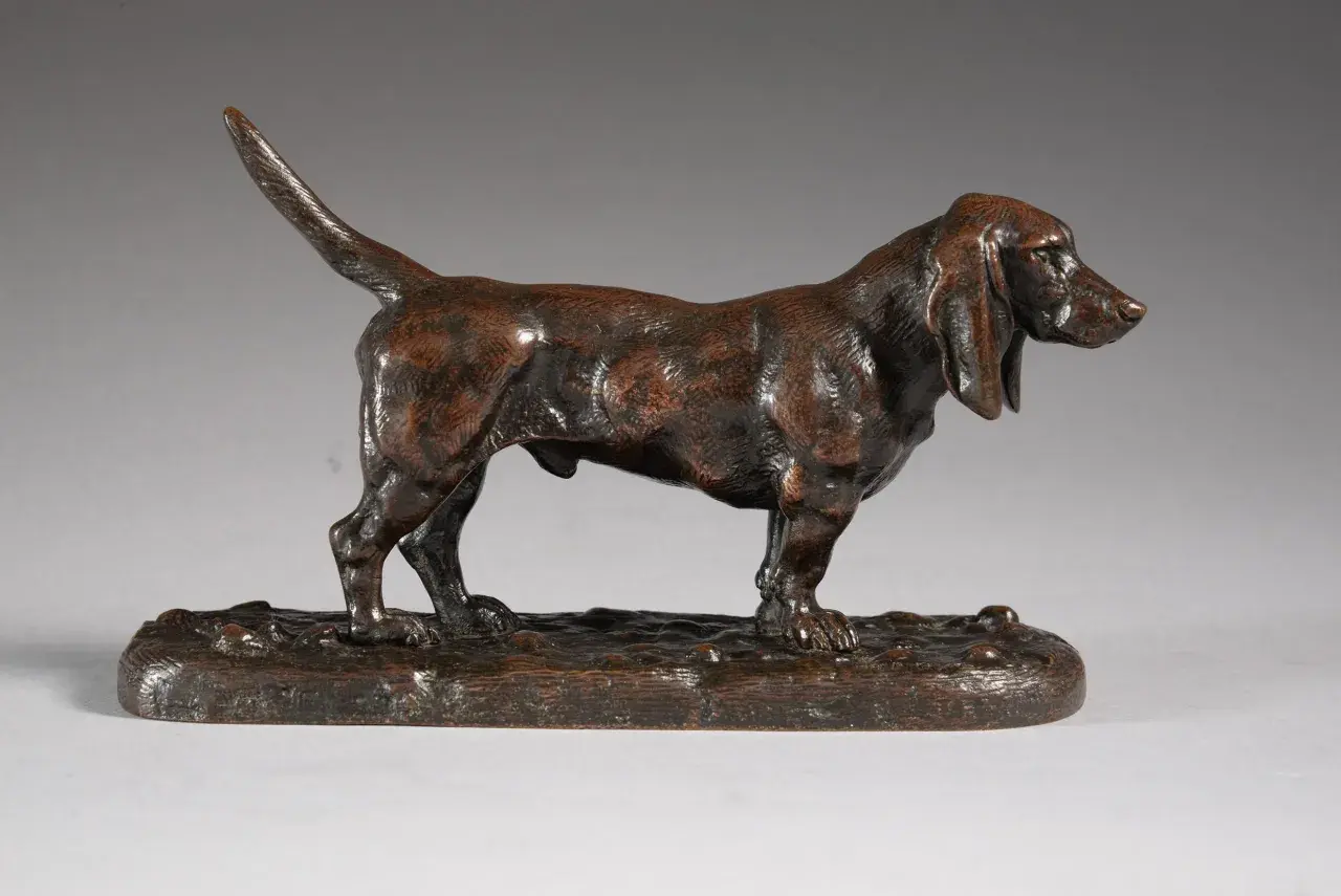 Sculpture en bronze d'un chien basset hound, œuvre du sculpteur Barye, avec sa signature discrète.
