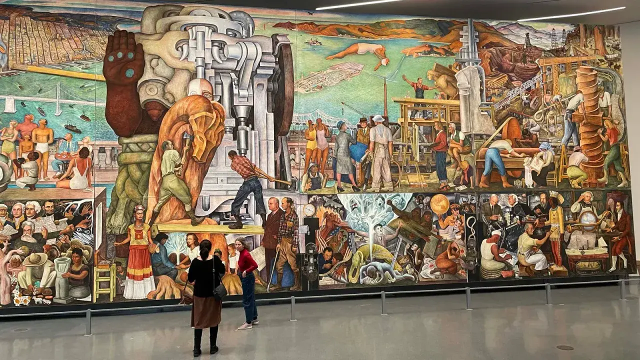 La fresque monumentale "Man at the Crossroads" de Diego Rivera, une peinture célébrant l'industrie et le progrès, avec des scènes de travail et de vie.