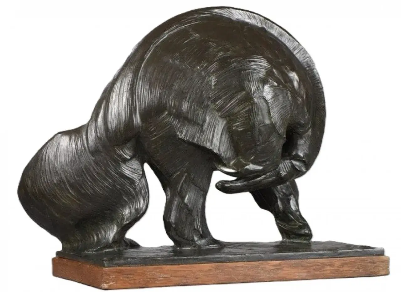 Sculpture en bronze d'un ours se grattant, œuvre témoignant du savoir-faire des fondeurs de bronze.