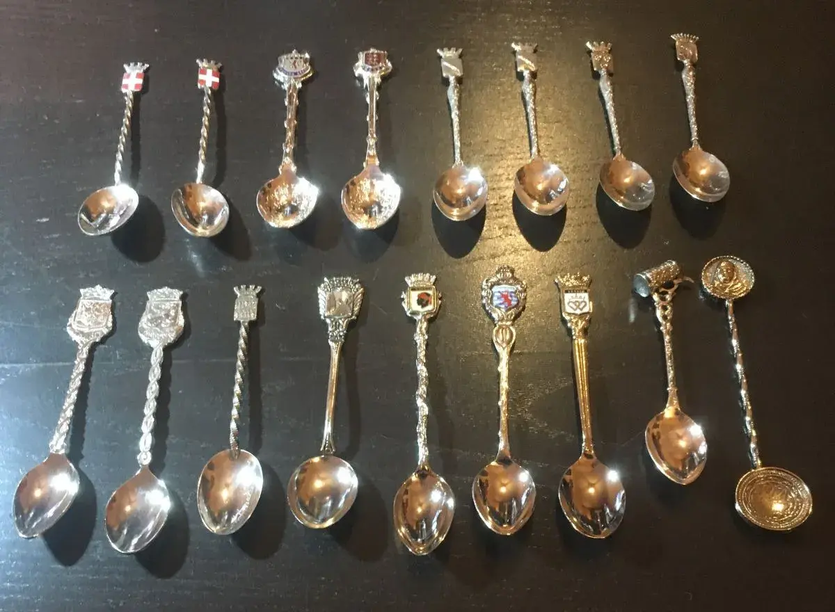 Collection de petites cuillères ornées de blasons et de couronnes, témoignant de la valeur des petites cuillères de collection.