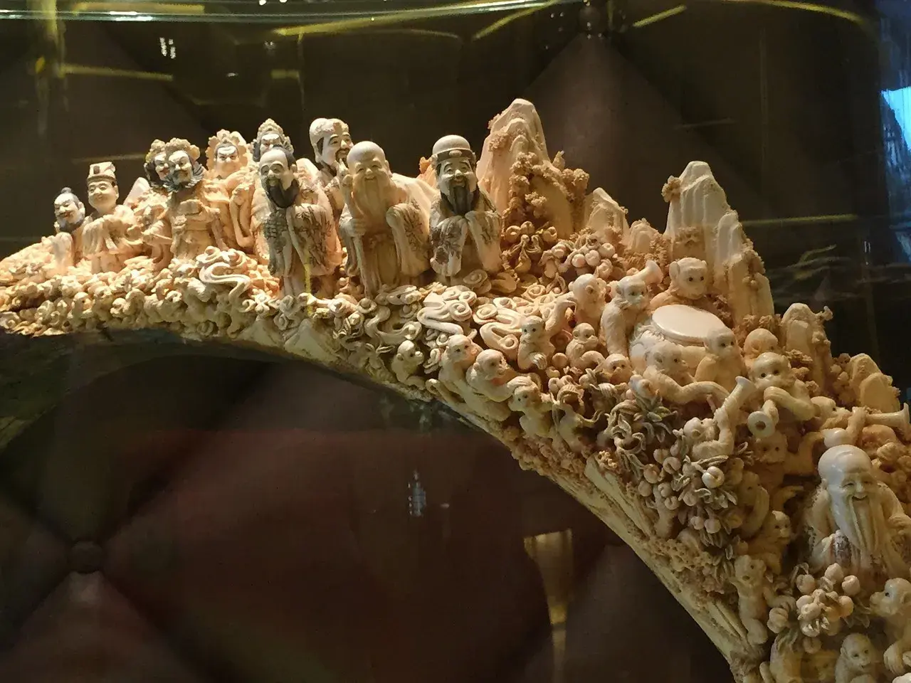 Sculpture complexe en ivoire représentant des personnages et des singes. Une idée de que faire de ses objets en ivoire.