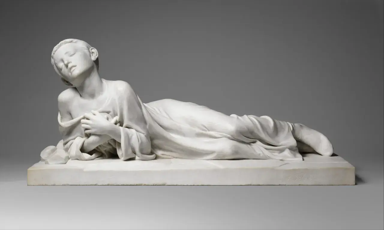 Sculpture en marbre d'une femme couchée, drapée, les yeux fermés.