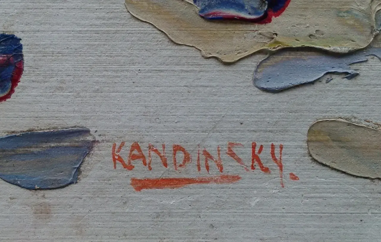 Signature Kandinsky en rouge sur une toile texturée, entourée de touches de peinture abstraite bleue, beige et rouge.