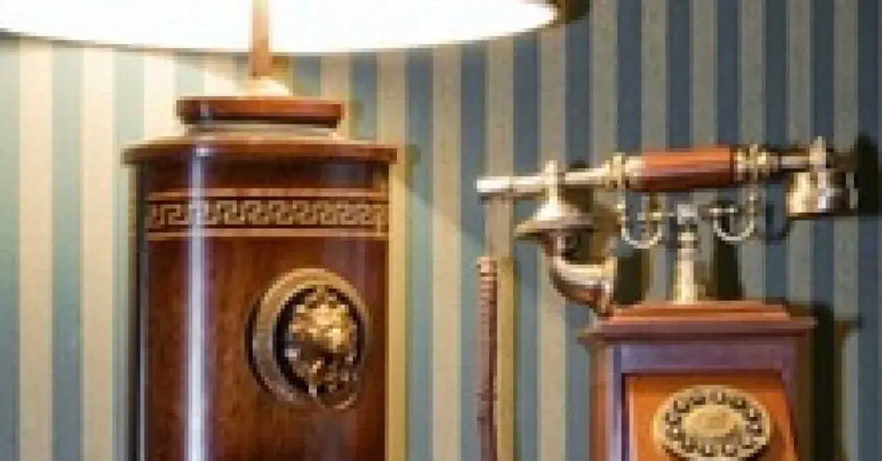 Lampe et téléphone anciens en bois, décorés de motifs grecs et de médaillons. Parfait pour une vente sur catalogue d'objets de décoration vintage.