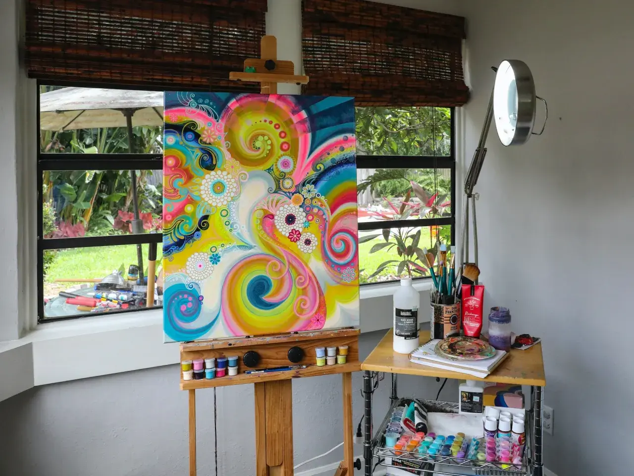 Tableau coloré sur chevalet, prêt à être vendu. L'artiste a tout le matériel pour comment vendre un tableau.