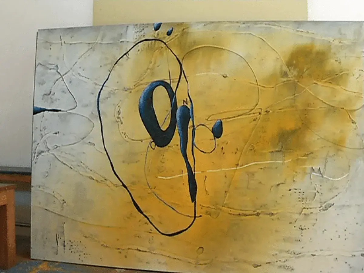 Peinture abstraite de Richard Texier, prix d'excellence. Des formes organiques bleues et noires sur un fond jaune et blanc texturé.