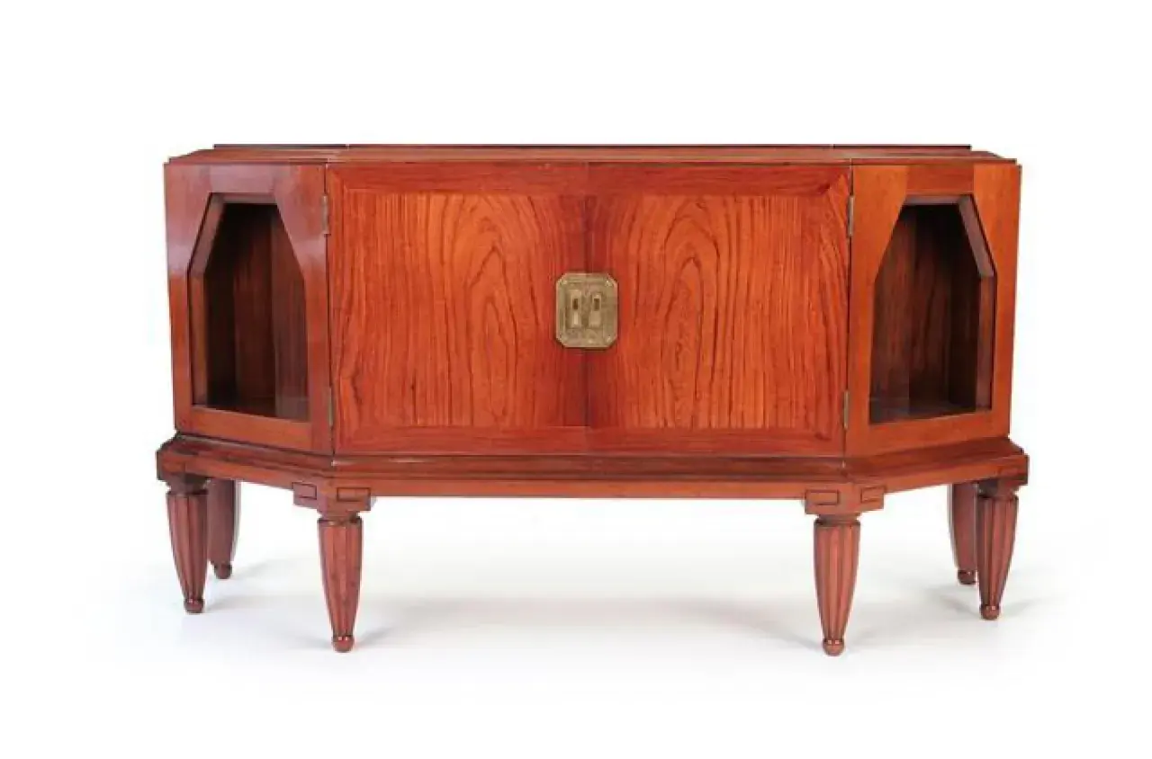 Meuble bas en bois verni, style Art Déco, avec poignée en laiton. Une pièce signée Louis Sognot, parfaite pour un intérieur élégant.