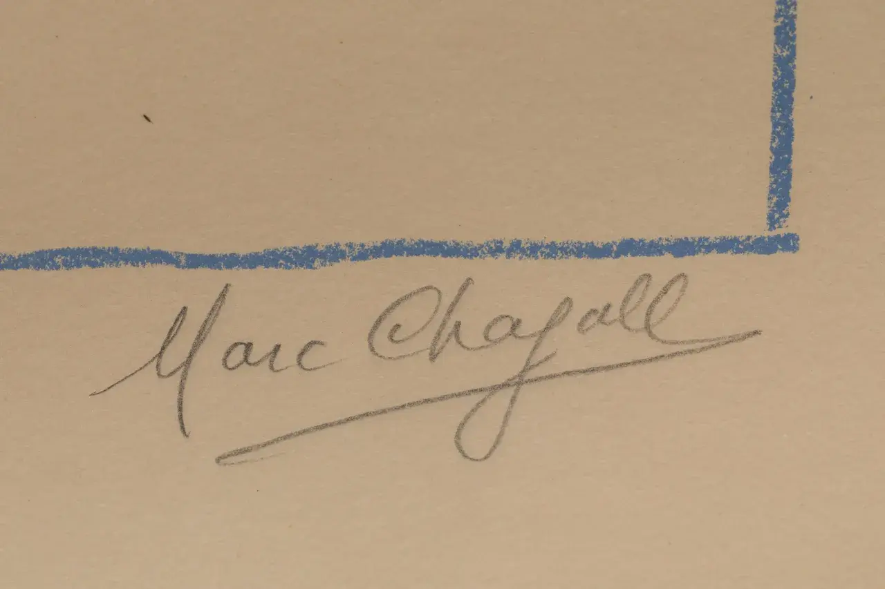 Signature manuscrite de Marc Chagall, artiste de renom, sur un fond beige avec des lignes bleues.