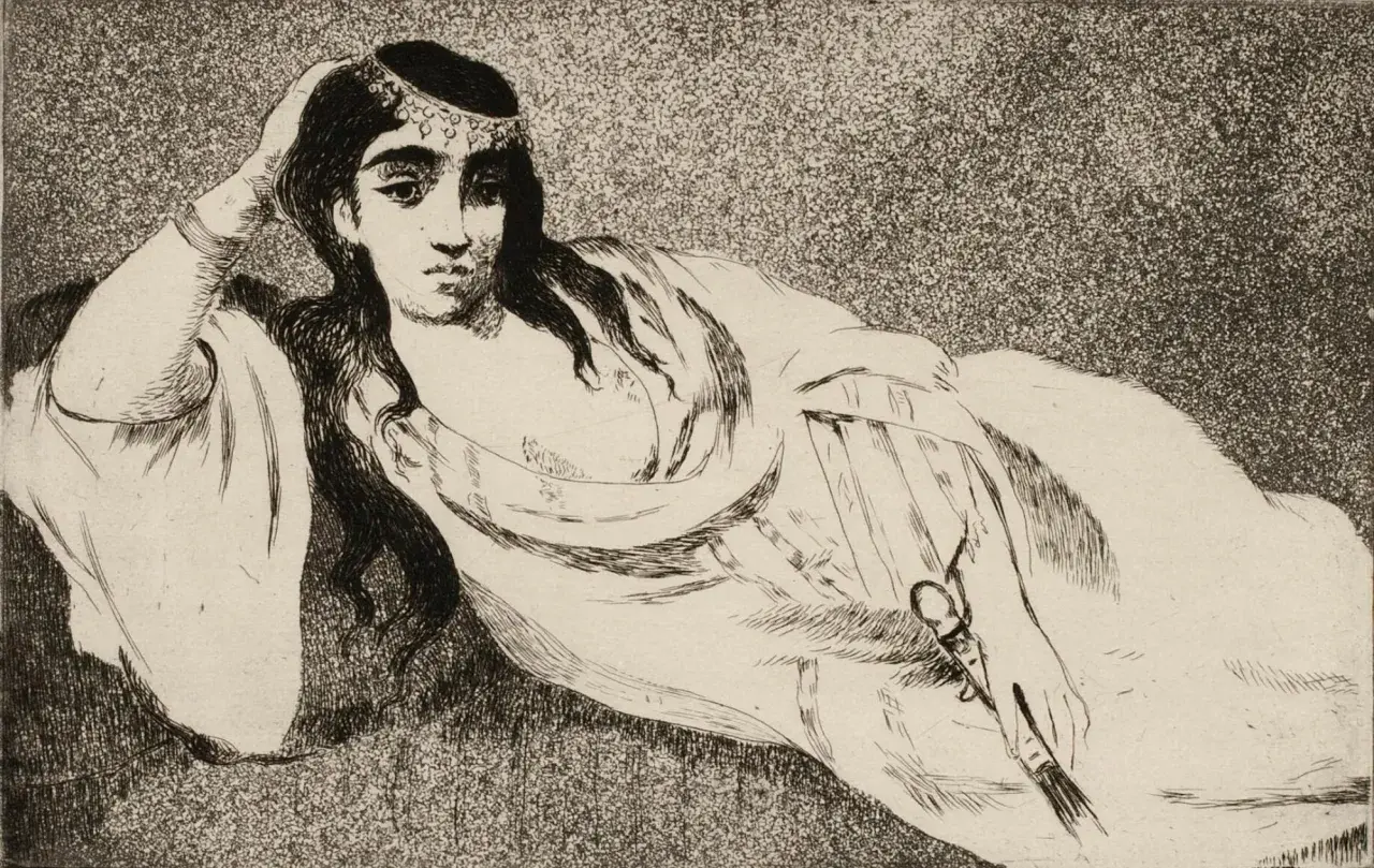 Une femme allongée, parée d'un diadème, tient un éventail. Une œuvre qui porte la signature Manet.