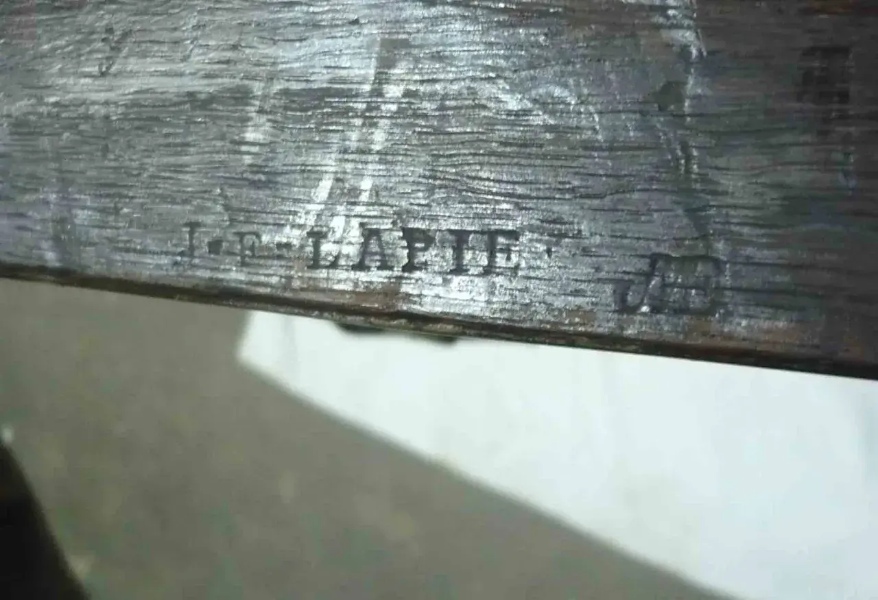 Estampille "J.F. LAPIE" sur un meuble ancien. Une liste d'estampilles de meubles peut révéler l'origine et l'artisan.