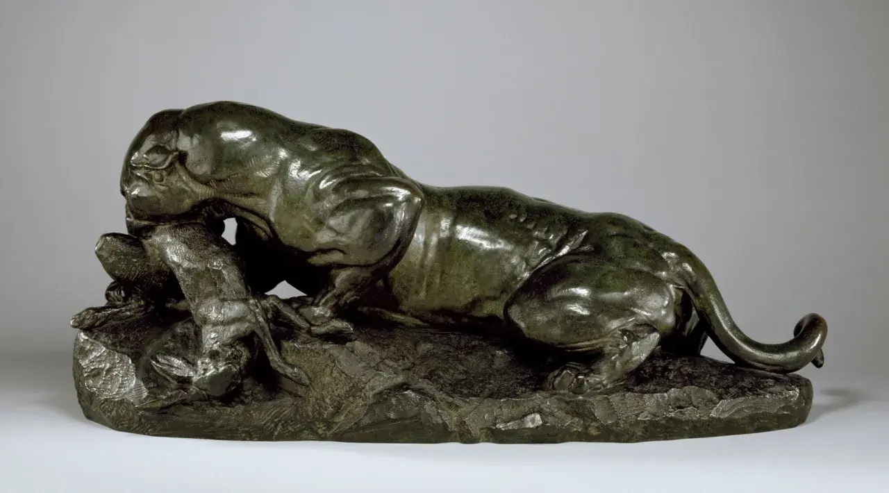 Panthère en bronze, figée dans une posture de chasse. Le bronze est il lourd, mais la sculpture dégage une impression de puissance et de grâce féline.