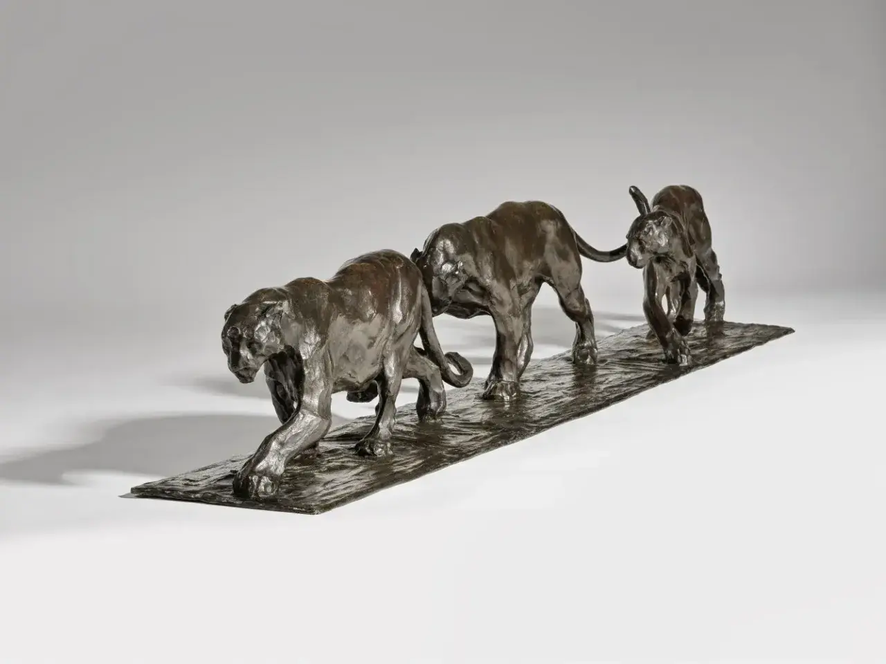 Sculpture en bronze de trois panthères en mouvement, évoquant la puissance et l'élégance. Le **Rembrandt Bugatti prix** de cette œuvre d'art est souvent élevé.