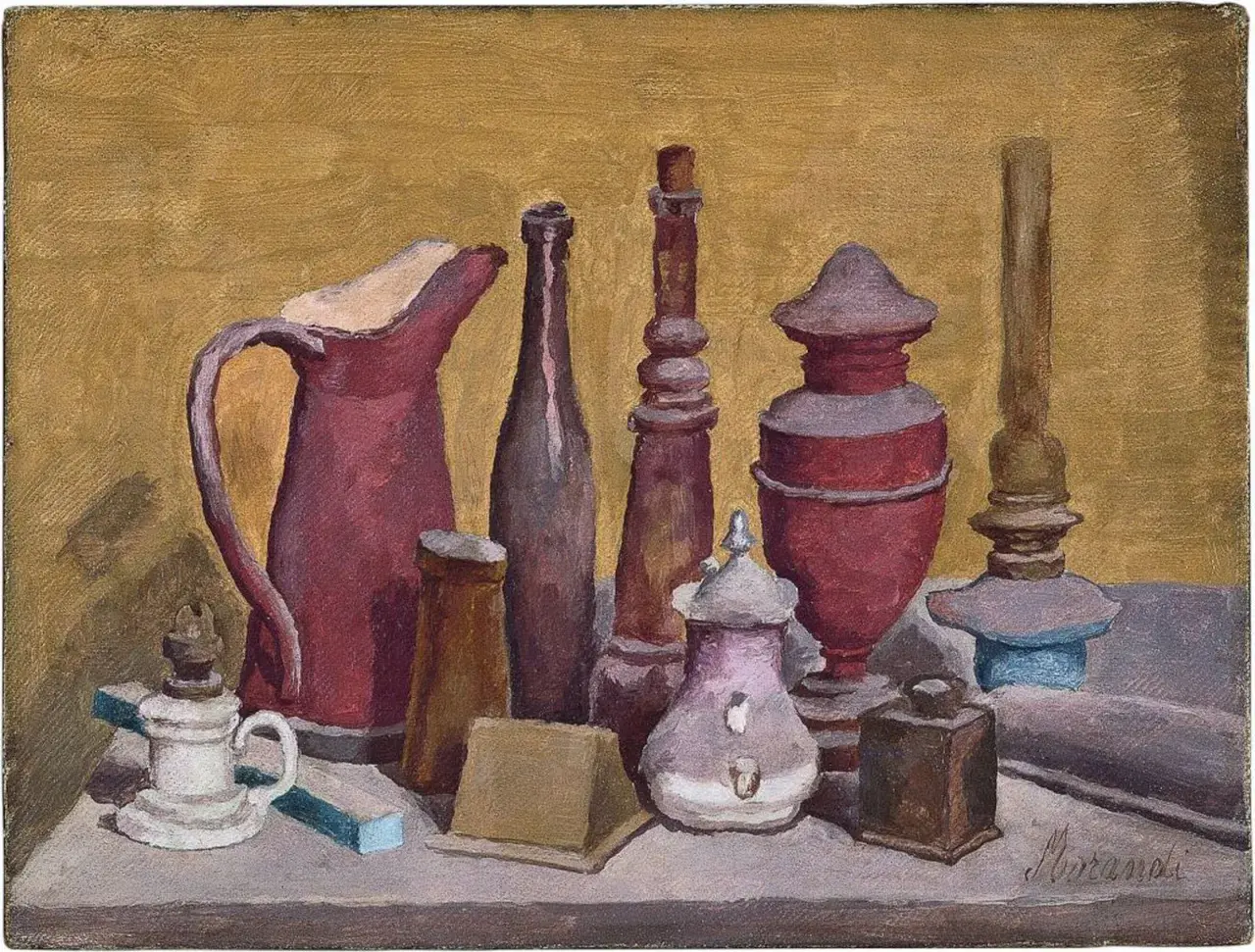Nature morte de Morandi peintre : cruche rouge, bouteilles, pots et bougeoirs sur fond ocre.