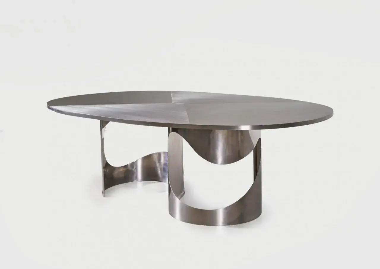 Table design by Maria Pergay, en métal brossé, aux formes organiques et sculpturales.