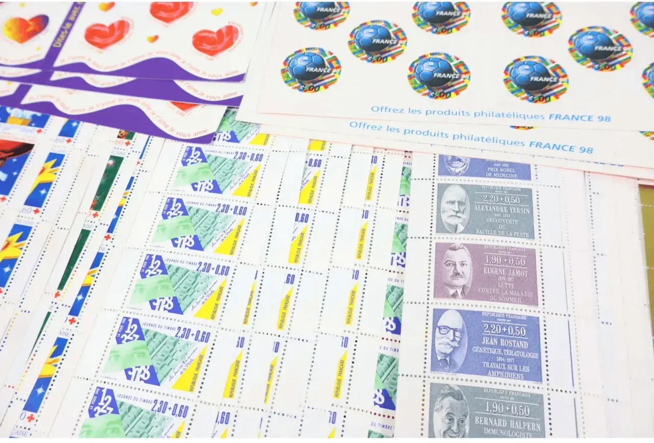 Des timbres français de collection, certains datant de 1990, montrent pourquoi les timbres de collection ne valent plus rien : leur abondance et leur production de masse.