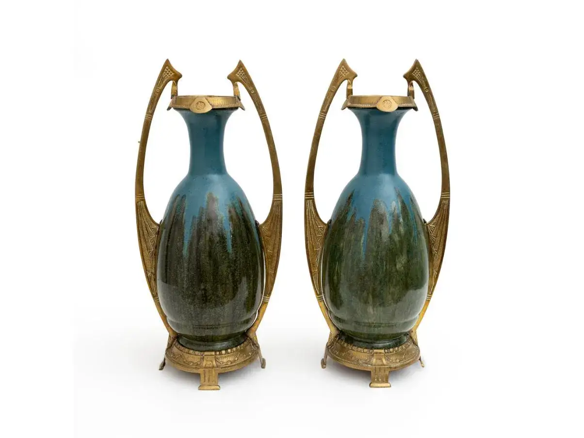 Deux vases art d&eacute;co bleus et verts, mont&eacute;s sur des socles et poign&eacute;es en bronze dor&eacute;. Une belle pi&egrave;ce pour une estimation vase.