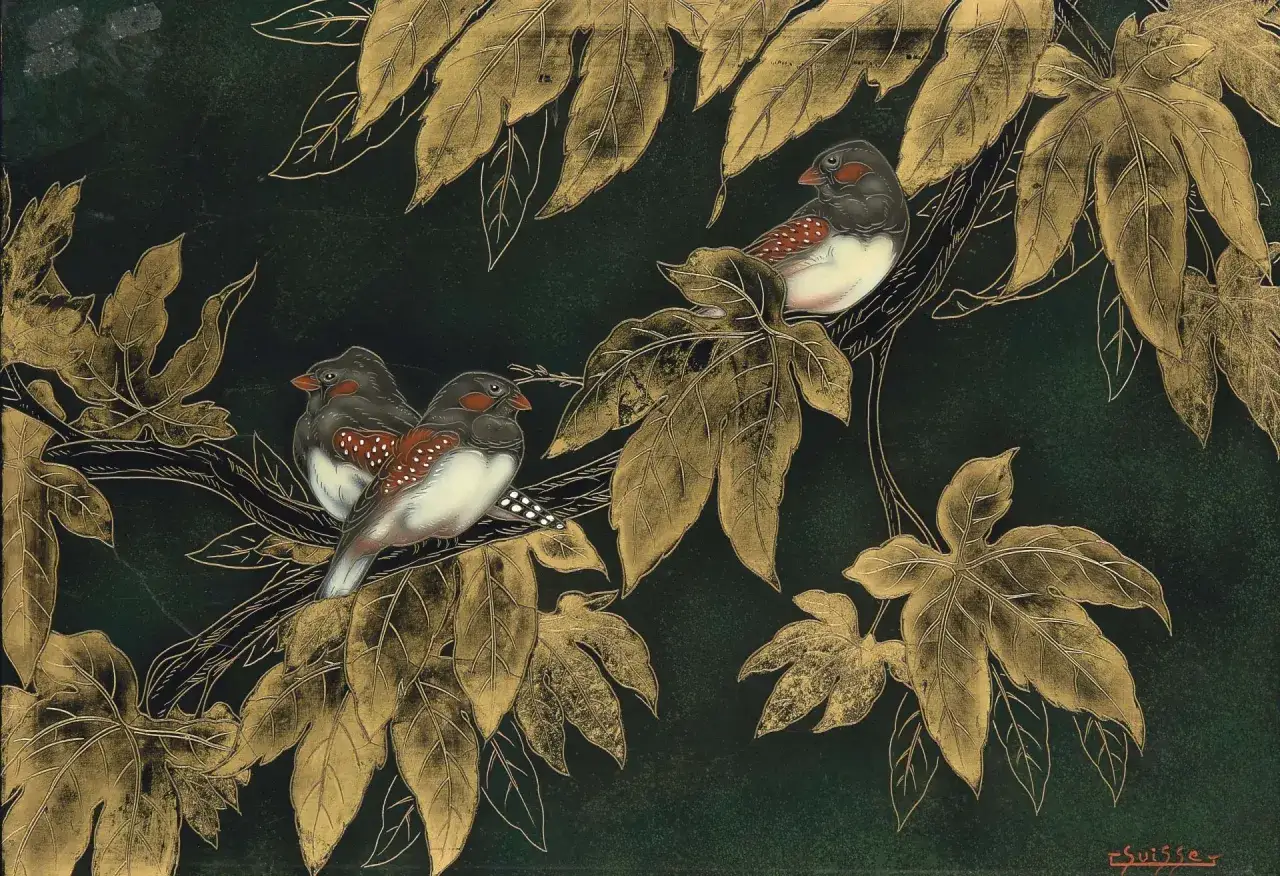 Trois oiseaux aux plumes grises et blanches, orn&eacute;s de taches rouges, se posent sur une branche parmi des feuilles dor&eacute;es. L'&oelig;uvre &eacute;voque un style rappelant Gaston Suisse.