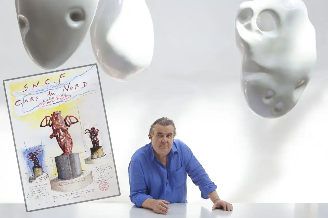 Richard Texier, laur&eacute;at du prix, pose devant ses esquisses pour la Gare du Nord et des sculptures a&eacute;riennes.