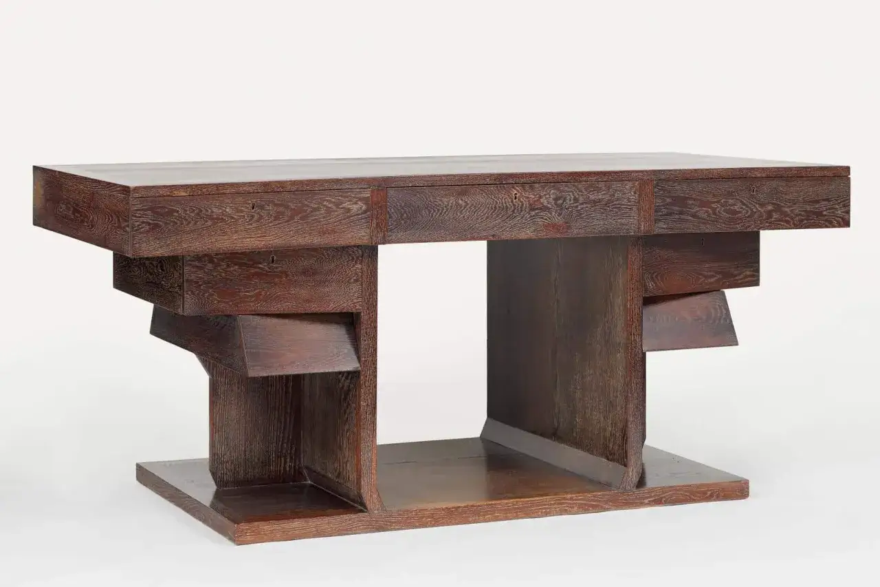 Bureau en chêne massif, style Art Déco, par Pierre Legrain. Ses lignes géométriques et ses tiroirs superposés créent une pièce sculpturale.