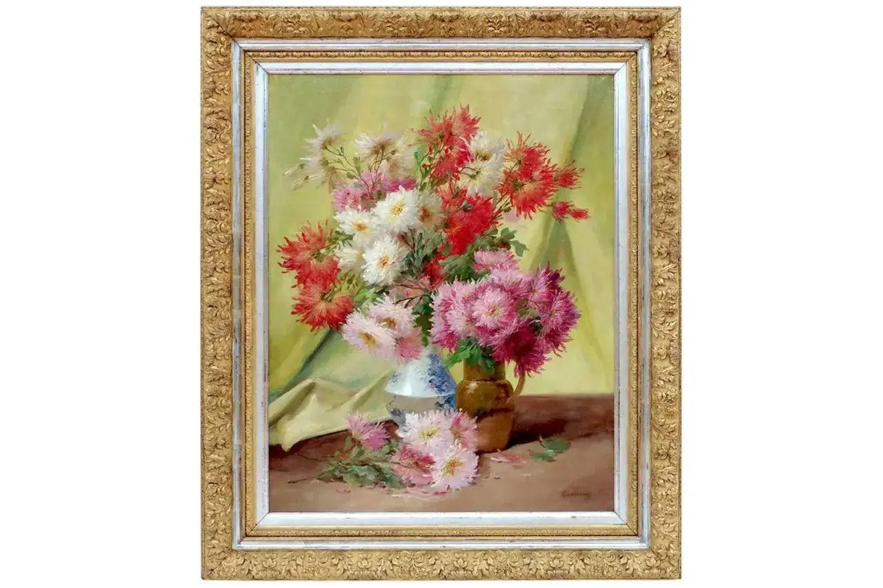 Peintre Godchaux prix : un bouquet de chrysanthèmes aux couleurs vives, rouges, roses et blancs, dans des vases, sur un fond drapé.