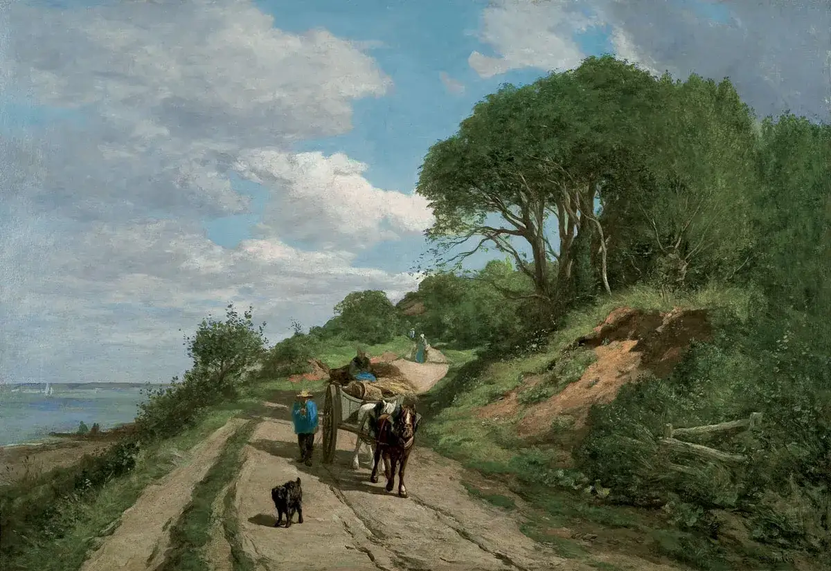 Un peintre comme Boudin aurait aim&eacute; ce paysage : un chemin de terre longeant la mer, un homme tirant une charrette &agrave; cheval, un chien, et des arbres verdoyants sous un ciel nuageux.