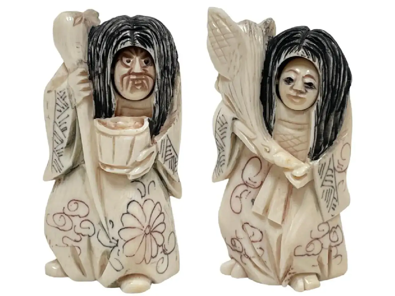 Deux netsuke en ivoire, l'un tenant un seau, l'autre une botte de riz. Estimation de ces pi&egrave;ces d'art.