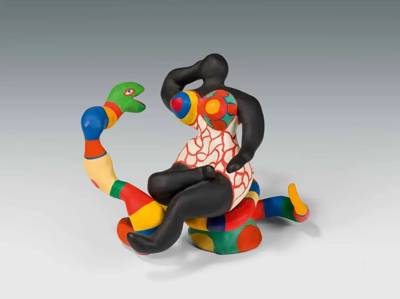 Sculpture colorée de Niki de Saint Phalle, une femme noire assise sur un serpent multicolore. Une œuvre qui pourrait valoir un prix d'art.