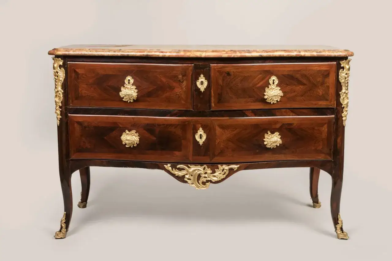 Commode Louis XV en marqueterie de bois de rose, avec marbre et ornements dor&eacute;s. Un v&eacute;ritable forfait mobilier pour un int&eacute;rieur d'exception.
