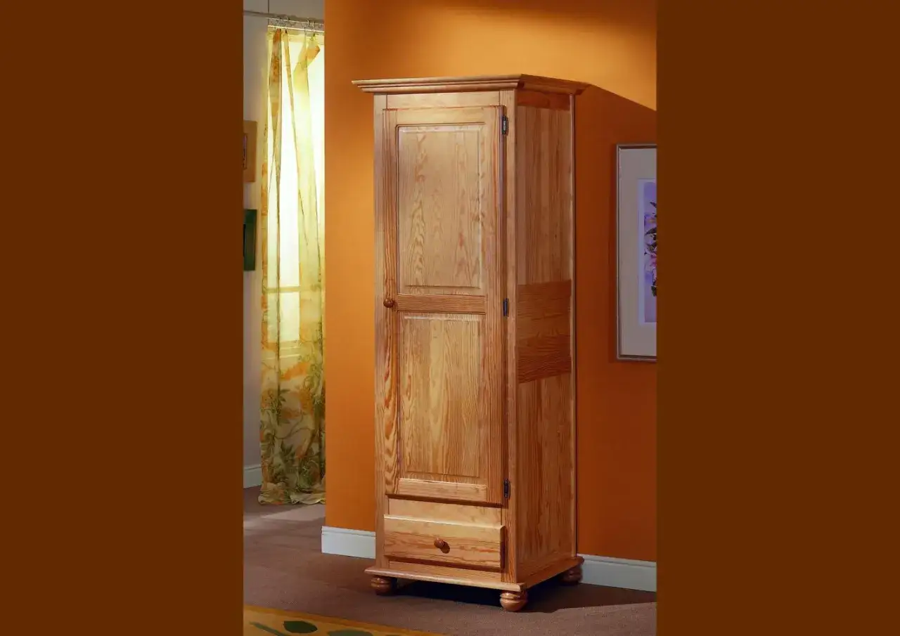 Armoire en bois clair avec des pieds arrondis, un meuble boule parfait pour ranger vos tr&eacute;sors.