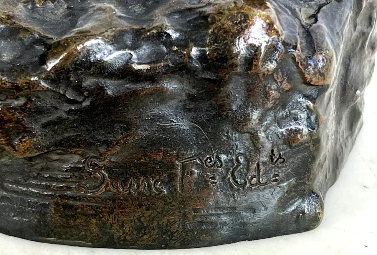 D&eacute;tail d'un bronze patin&eacute;, la signature 