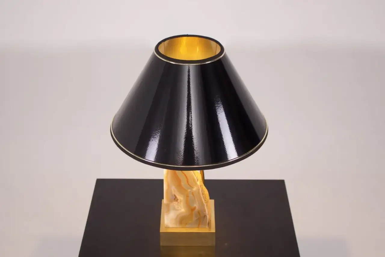 Lampe Willy Daro avec abat-jour noir brillant et pied en onyx veiné. Un objet d'art lumineux.