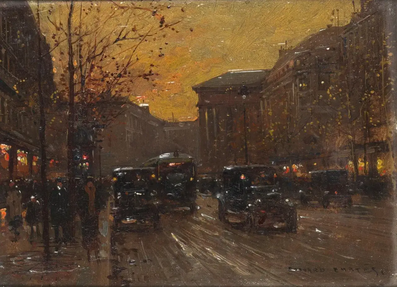 Sc&egrave;ne de rue parisienne anim&eacute;e par des voitures et des passants, sous un ciel orang&eacute;. Une &oelig;uvre d'&Eacute;douard Cortes, peintre de la vie urbaine.