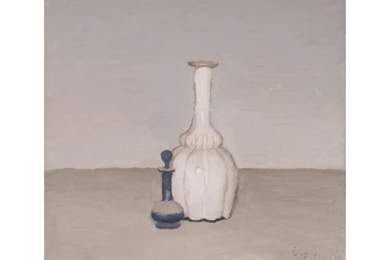 Nature morte de deux bouteilles, une blanche et une bleue, dans le style du peintre Morandi.