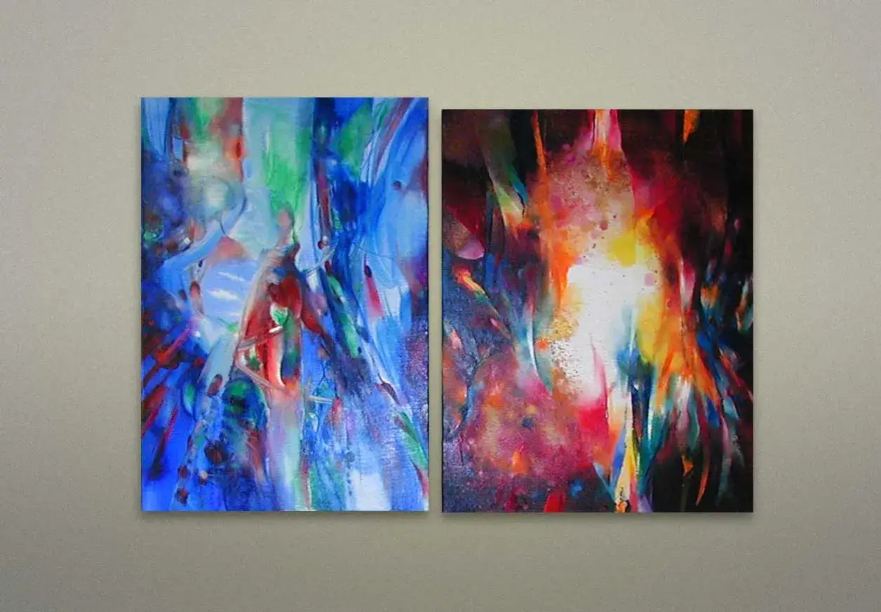 Deux toiles abstraites aux couleurs vives, évoquant l'énergie créatrice de Michel Parmentier.