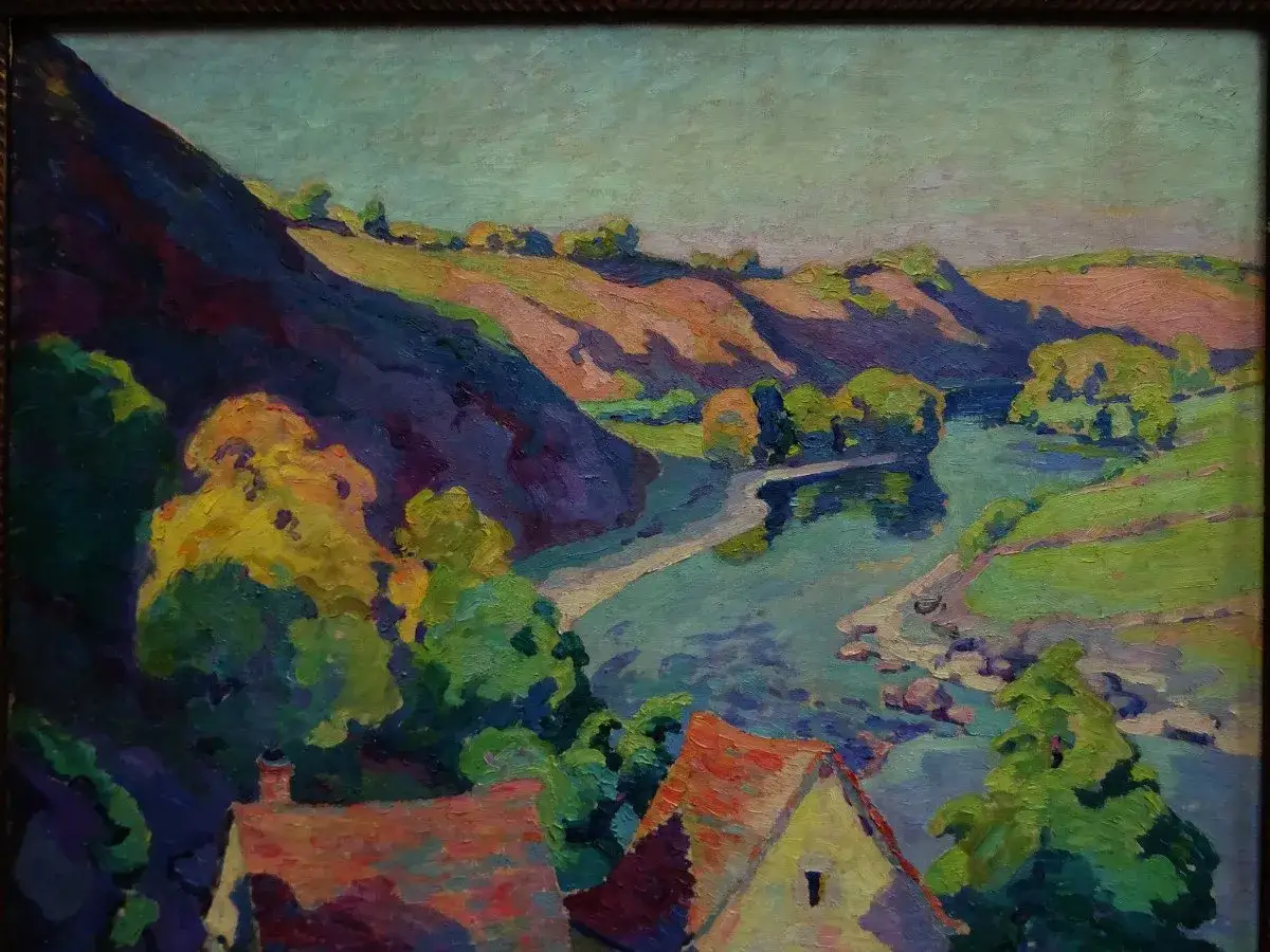 Paysage de rivi&egrave;re aux collines ondulantes et toits rouges, dans le style de Cl&eacute;mentine Ballot.