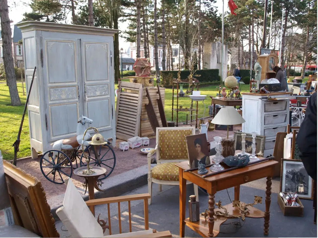 Une armoire ancienne, un cheval &agrave; bascule, des tableaux et une lampe : des objets les plus recherch&eacute;s en brocante, pr&ecirc;ts &agrave; trouver une nouvelle vie.