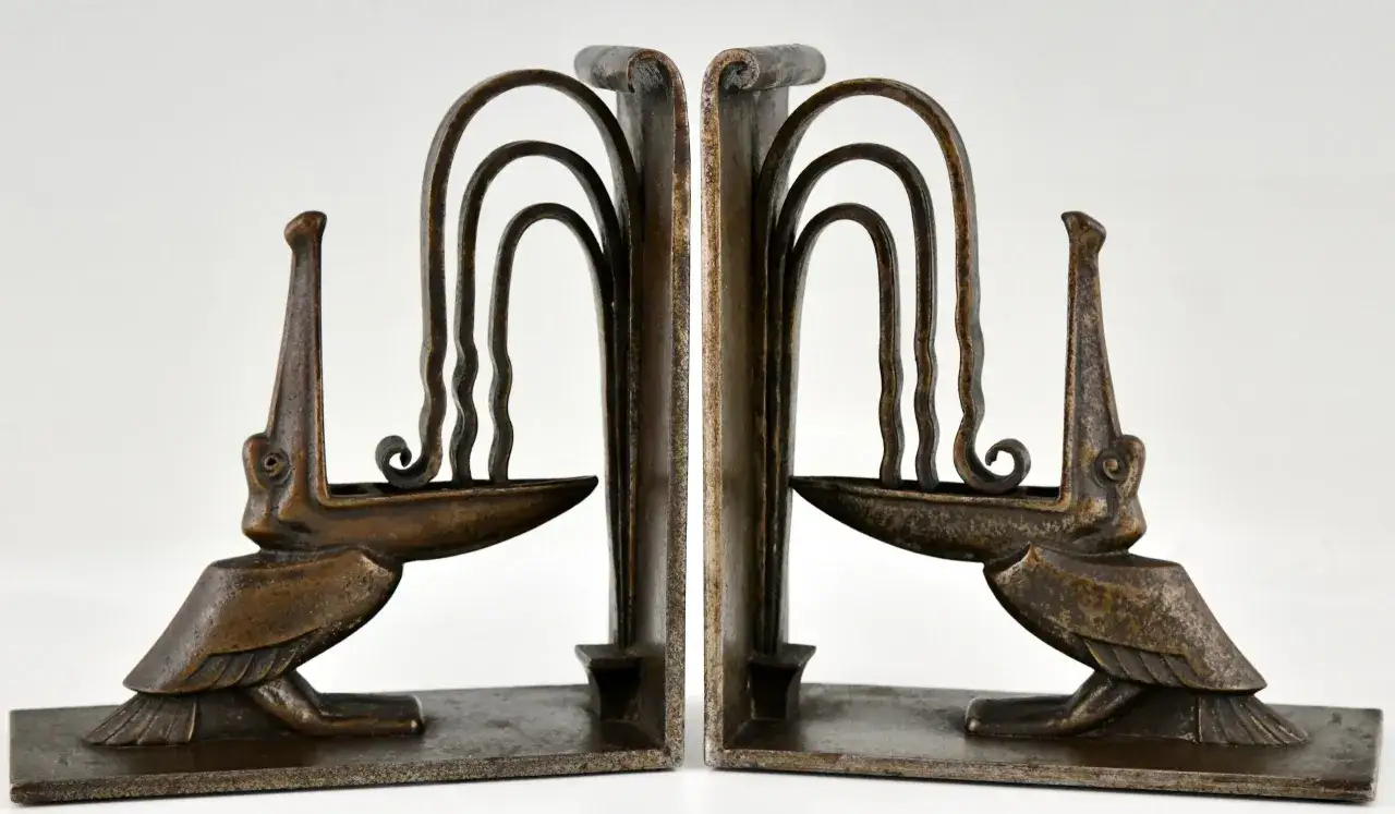 Paire de serre-livres en bronze style Art D&eacute;co, signature Edgar Brandt. Des oiseaux stylis&eacute;s aux courbes &eacute;l&eacute;gantes soutiennent des arcs ondul&eacute;s.