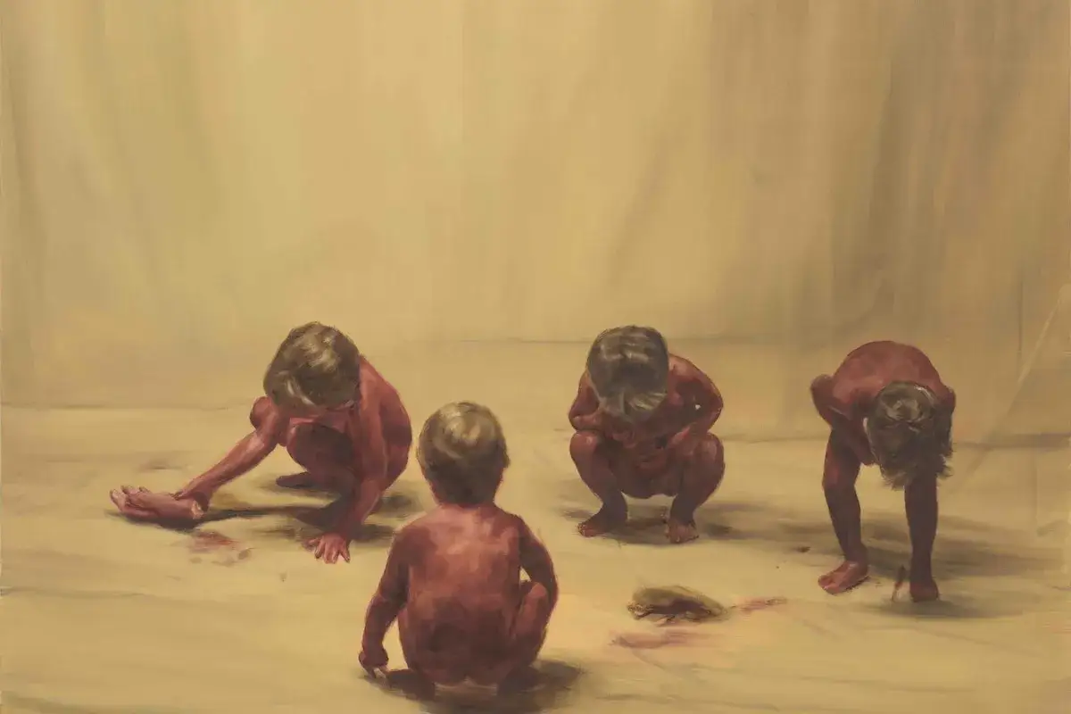 Peinture de Michael Borremans : quatre enfants nus, accroupis, examinant des traces rouges sur le sol.