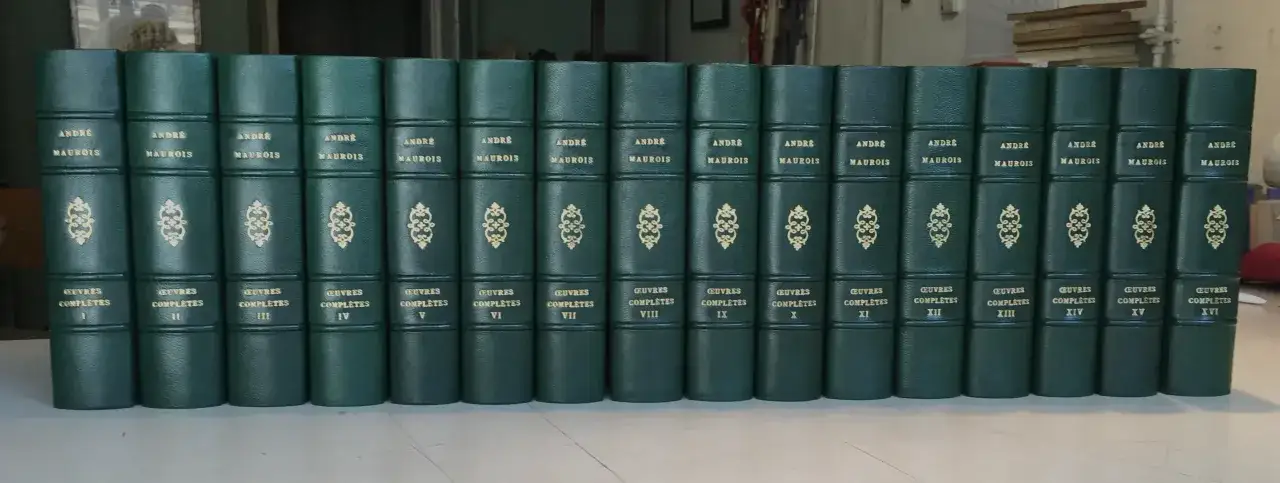 Collection compl&egrave;te des &oelig;uvres d'Andr&eacute; Maurois, reli&eacute;e en cuir vert. Obtenez une estimation livres anciens gratuit pour vos tr&eacute;sors litt&eacute;raires.