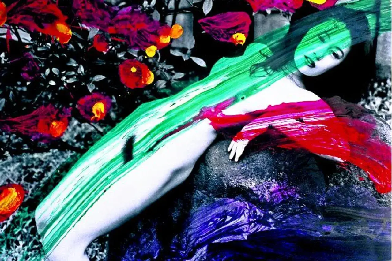 Une femme repose, son corps traversé par des éclaboussures vives de vert et de rouge, dans le style audacieux de Nobuyoshi Araki.
