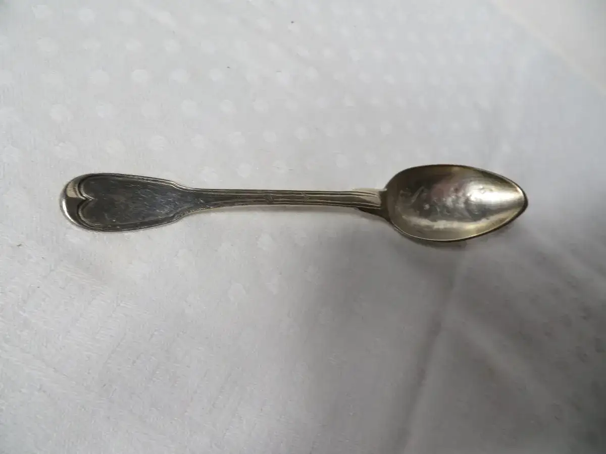 Petite cuill&egrave;re ancienne en argent, au manche orn&eacute; d'un c&oelig;ur. Un bel exemple de la valeur des petites cuill&egrave;res de collection.