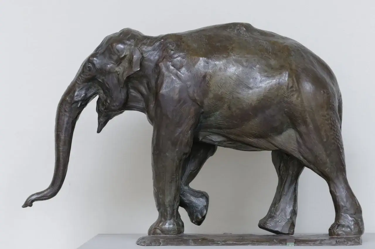 &Eacute;l&eacute;phant en bronze, &oelig;uvre de Rembrandt Bugatti. Le prix de cette sculpture animali&egrave;re est &eacute;lev&eacute;.