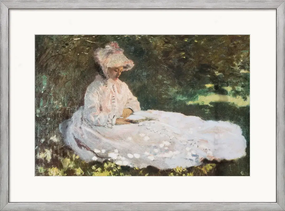 Un tableau de Monet : une femme en robe blanche, assise dans un jardin, lit paisiblement sous un chapeau fleuri.